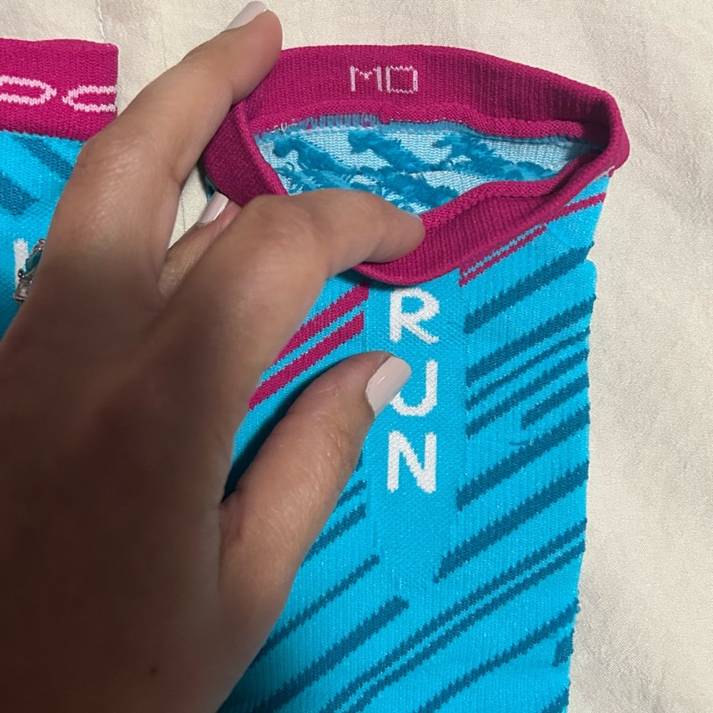 Brooks Run Happy Compression Sleeves
